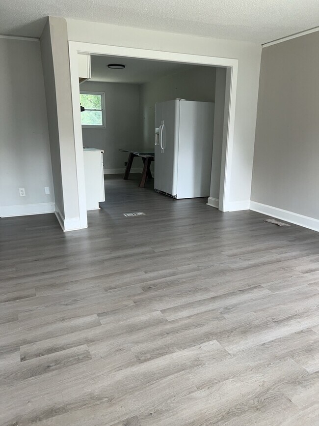 Building Photo - 2 Bedroom 1 Bathroom