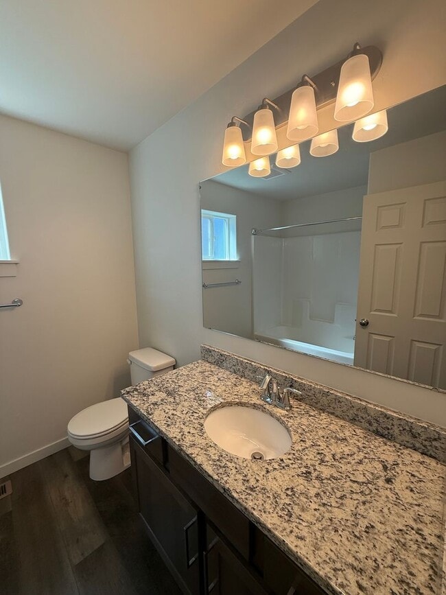 Building Photo - 3 Bedroom, 2 Bathroom Single Family Home!