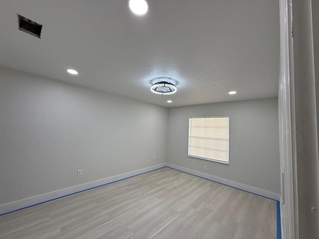 Building Photo - 1215 NW 2nd St