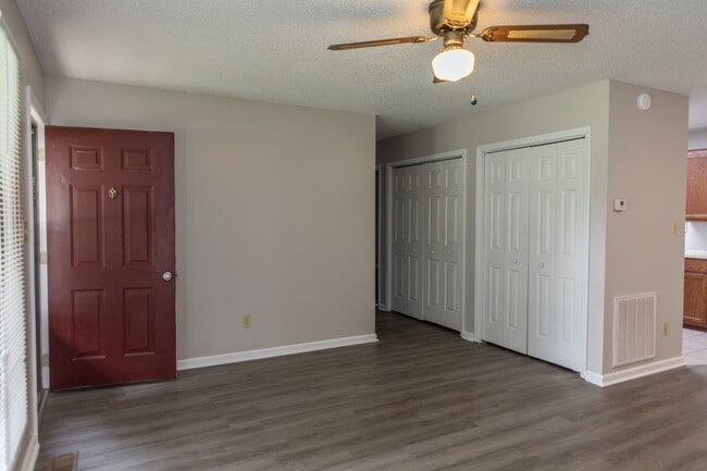 Building Photo - 127 Stephens Dr