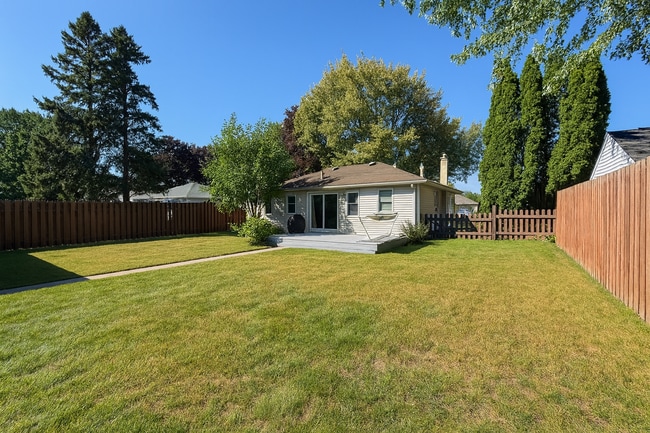 Building Photo - COME CHECK-OUT ALL THE UPDATES!  Great crystal home with huge fenced in backyard! Awesome home fo...