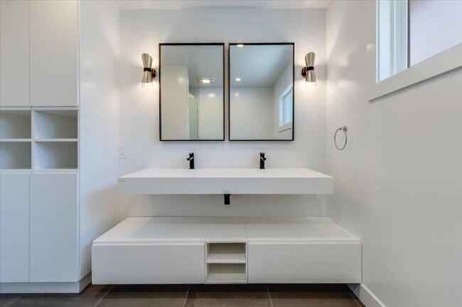 Building Photo - 1210 Larnel Pl