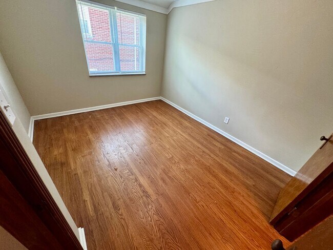Building Photo - 2 Bedroom - Grandview Area