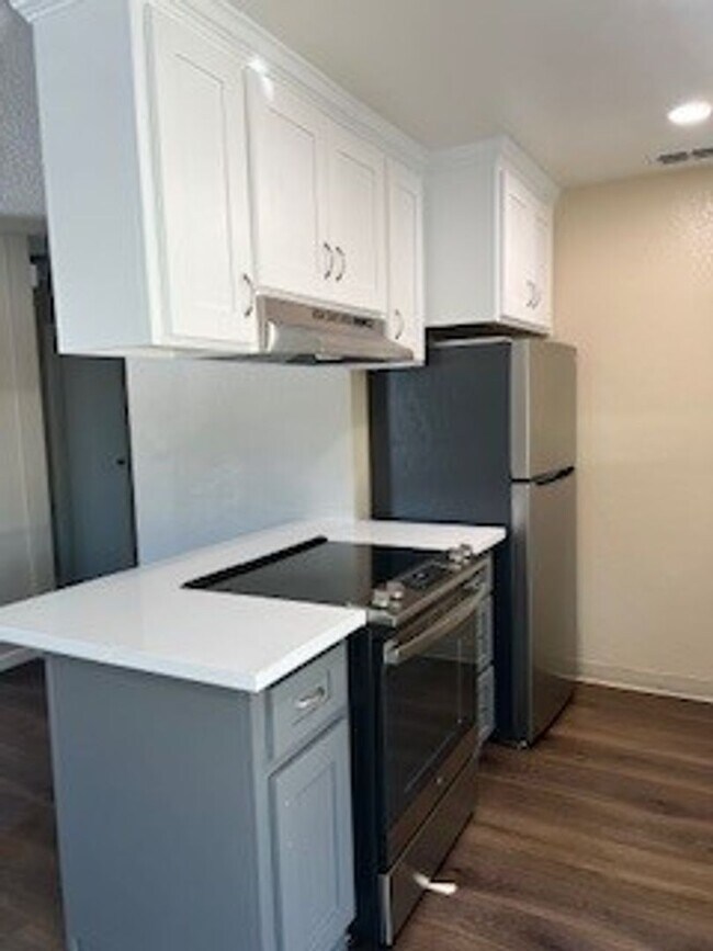 Building Photo - Beamer Duplex