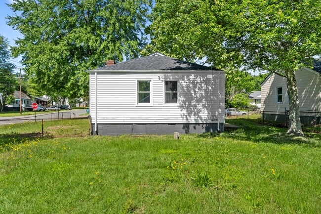 Building Photo - 2918 Lynhaven Ave