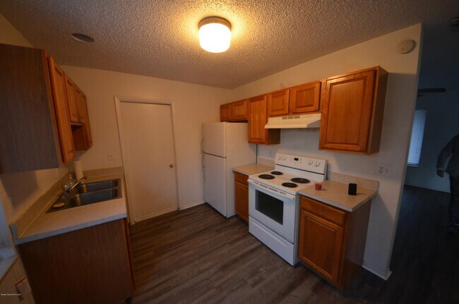Building Photo - 1607 Fairfield Cir NE