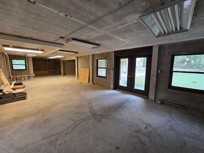 Building Photo - Rarely Available 3 bed/ 2 bath in Hidden River in Myakka