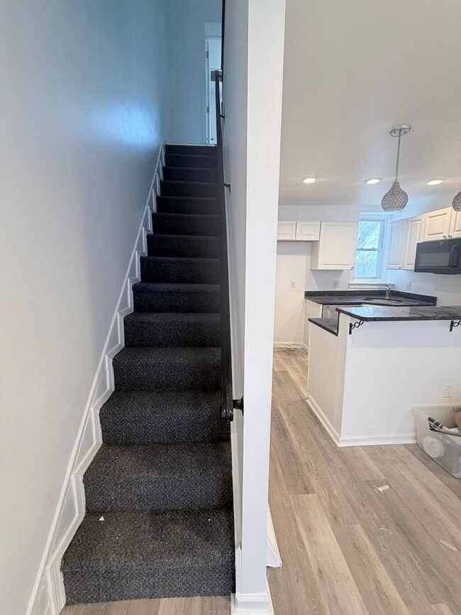 Building Photo - 2-bedroom HOUSE near University City!