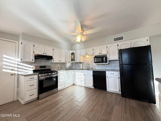 Building Photo - 10180 Saigon Dr