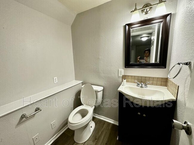 Building Photo - 2225 Pine Ave