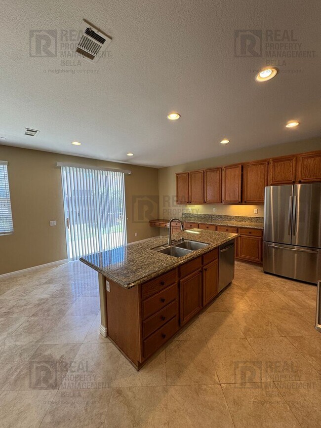 Building Photo - Ideal Layout! 4 Bedroom Home with Main Floor Bed/Bath & Open Loft