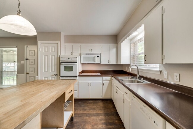 Building Photo - Gorgeous 2 Bed, 2 Bath Lochwood Home!