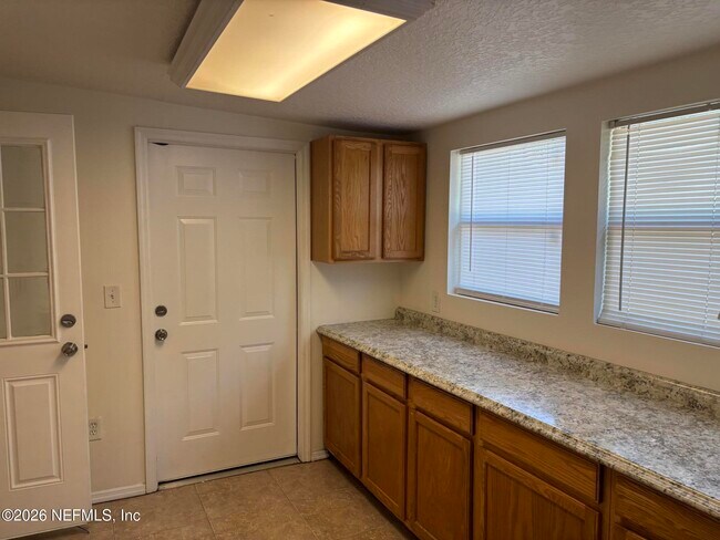 Building Photo - 1824 Brookview Dr S