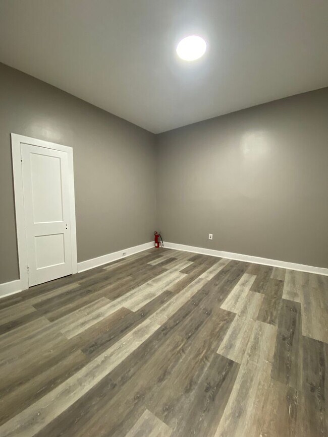 Building Photo - Remodeled one bedroom apartment