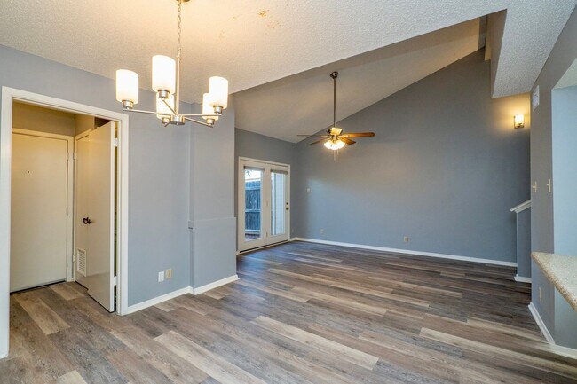 Building Photo - Fully Remodeled Townhome with Loft and Prime Location!