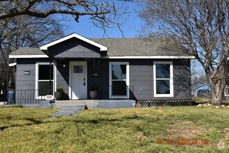 Building Photo - Beautifully Updated near Downtown Fort Worth