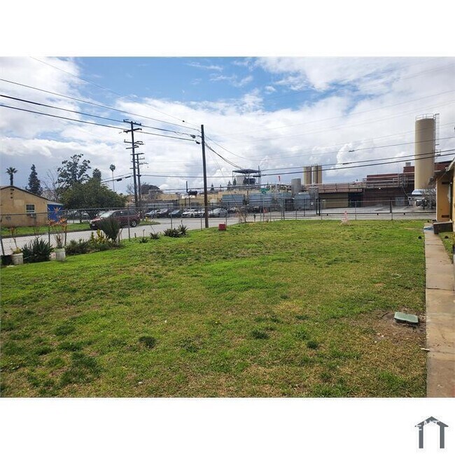 Building Photo - 1171 N Perris St