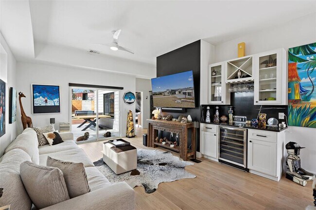 Building Photo - 4800 Vinson Dr