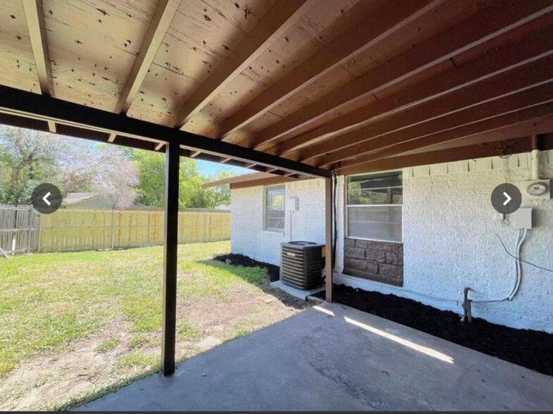 Building Photo - 1601 Carroll Dr