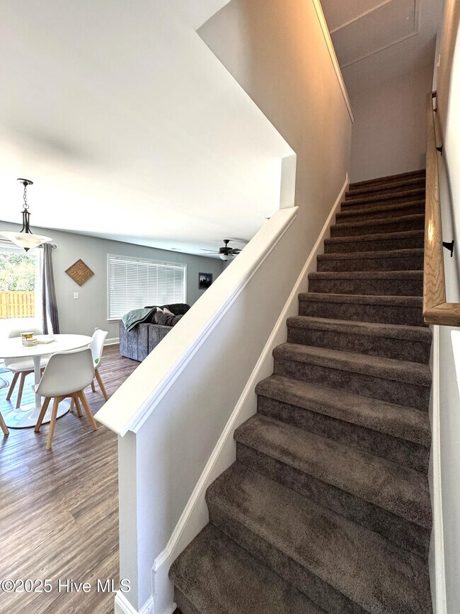 Building Photo - 425 Pebble Shore Dr