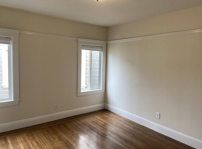 Building Photo - Top Floor Remodeled 2BD/1BA Flat Available Now!