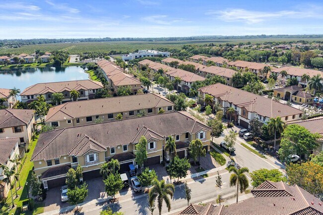 Building Photo - Gorgeous Townhome in Parkland