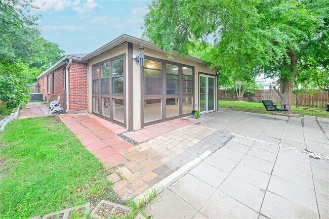 Building Photo - 910 Rocking Spur Cove