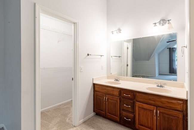 Building Photo - 4 Bed home in Olathe- Quick access to I-35