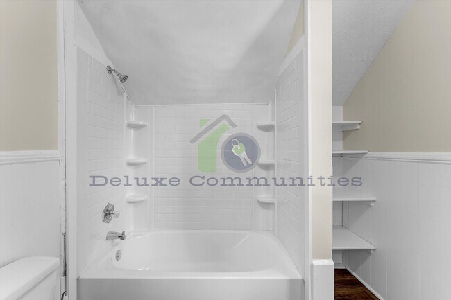 Building Photo - 3 Bedroom Eastown Home! AVAILABLE NOW!