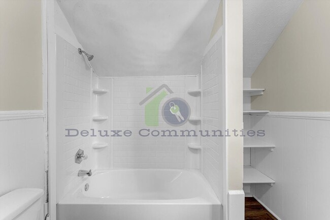 Building Photo - 3 Bedroom Eastown Home!