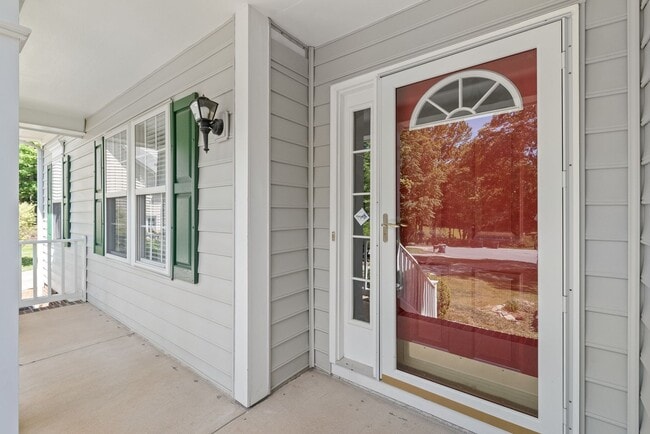 Building Photo - 3 Bedroom w/ 2 car Garage (Landscaping is ...