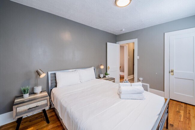 Building Photo - 722 Marquette Ave NW