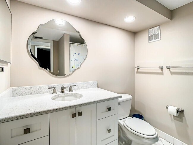 Building Photo - 4575 Cove Cir