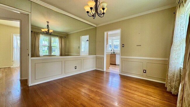 Building Photo - Charming House  with Large yard