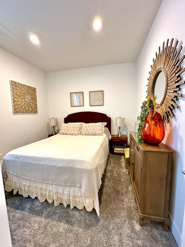 Building Photo - Gorgeous single-Level Pahlisch Home with a Fully Fenced Yard!