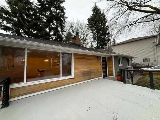 Building Photo - Stunning 4 Bed 3 Bathroom Home!