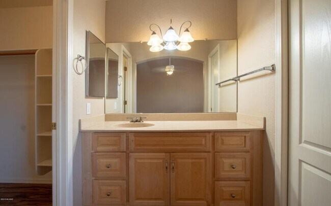 Building Photo - 3Bdrm / 2Ba  Bright & Clean near Thorneydale/Hardy