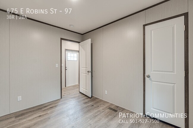 Building Photo - 475 E Robins St