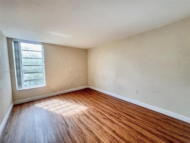 Building Photo - 8870 Fontainebleau Blvd