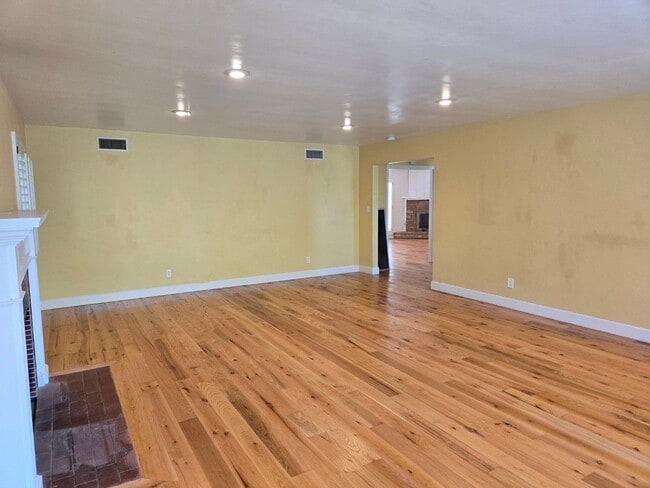 Building Photo - Large home near SDSU available immediately.