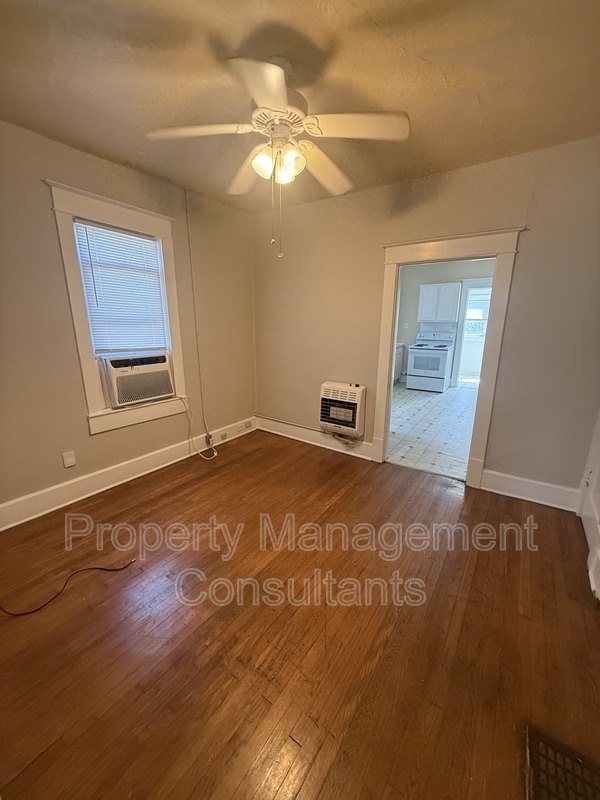 Building Photo - 1014 E 1st St