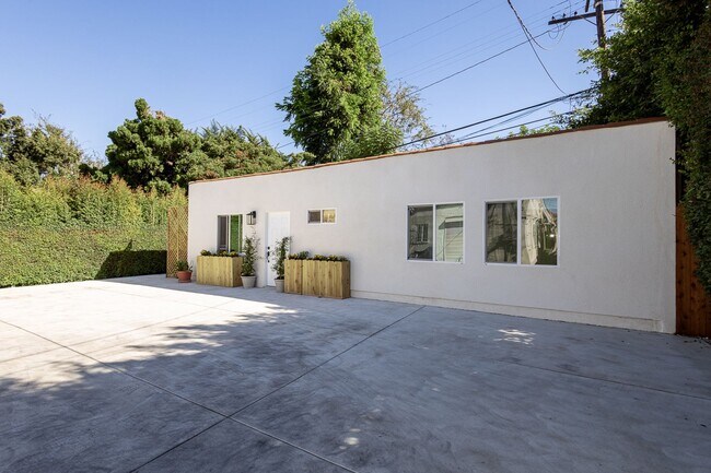 Building Photo - 614 S Sycamore Ave