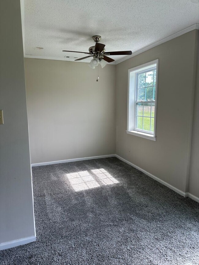 Building Photo - 985 Pineland Ave