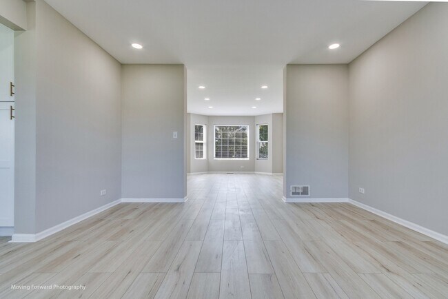 Building Photo - 1655 Whispering Oaks Dr