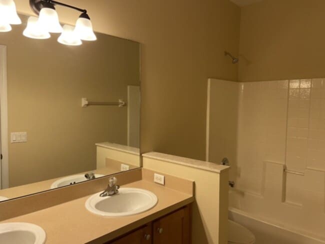 Building Photo - Spacious 4/2 in a Great Community!
