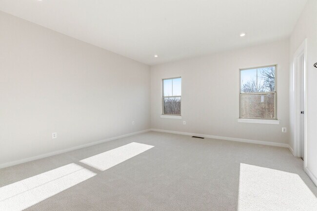 Building Photo - 1017 Venifena Terrace SE