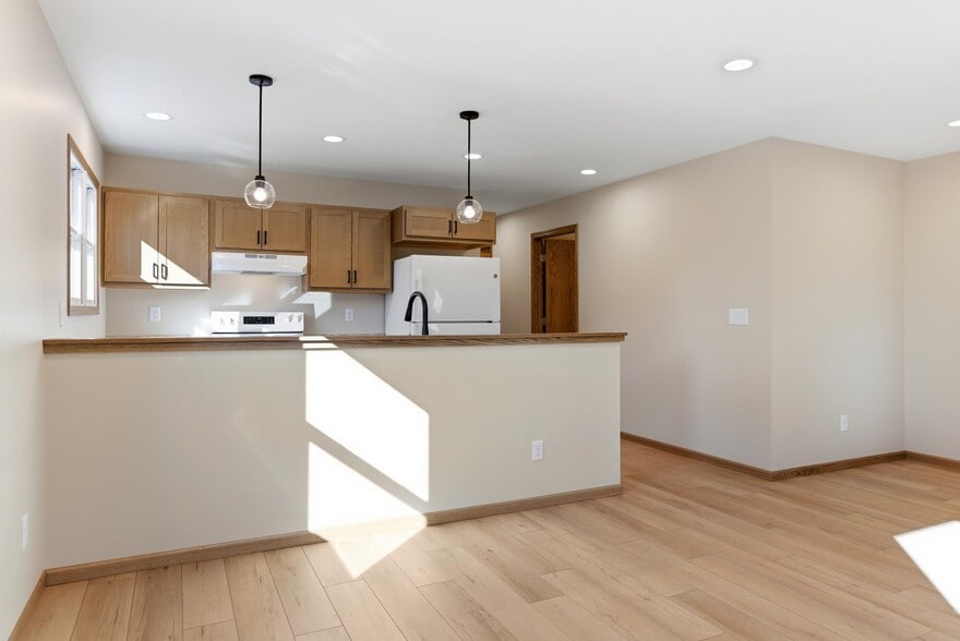 Building Photo - 313 E Martin St