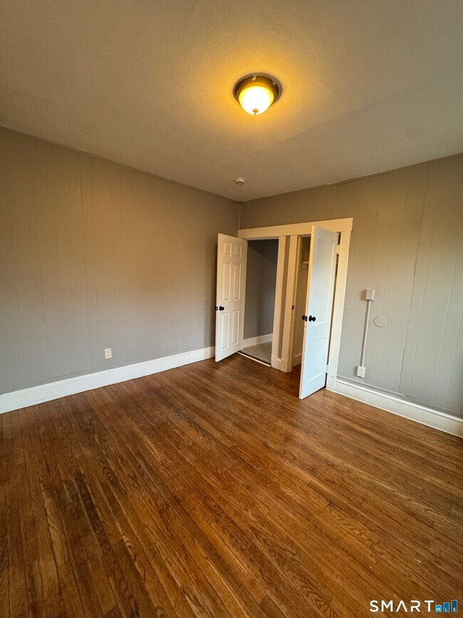 Building Photo - 916 Winchester Ave