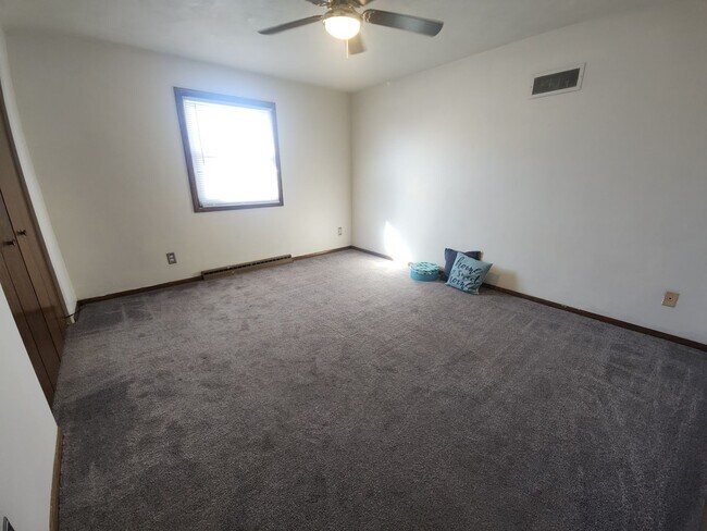 Building Photo - 706-708 N. Hawthorne Dr.