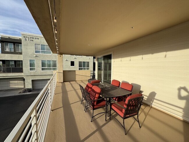 Building Photo - Chandler Luxury Townhome